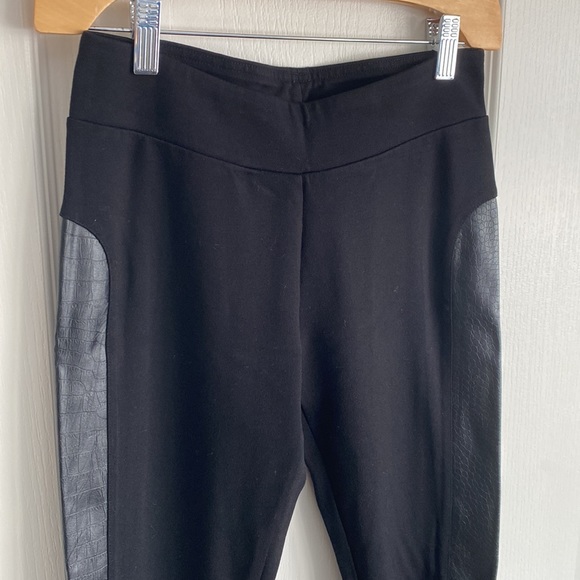 Kensie - Black Leggings with Faux Croc Leather Stripe - Picture 2 of 12